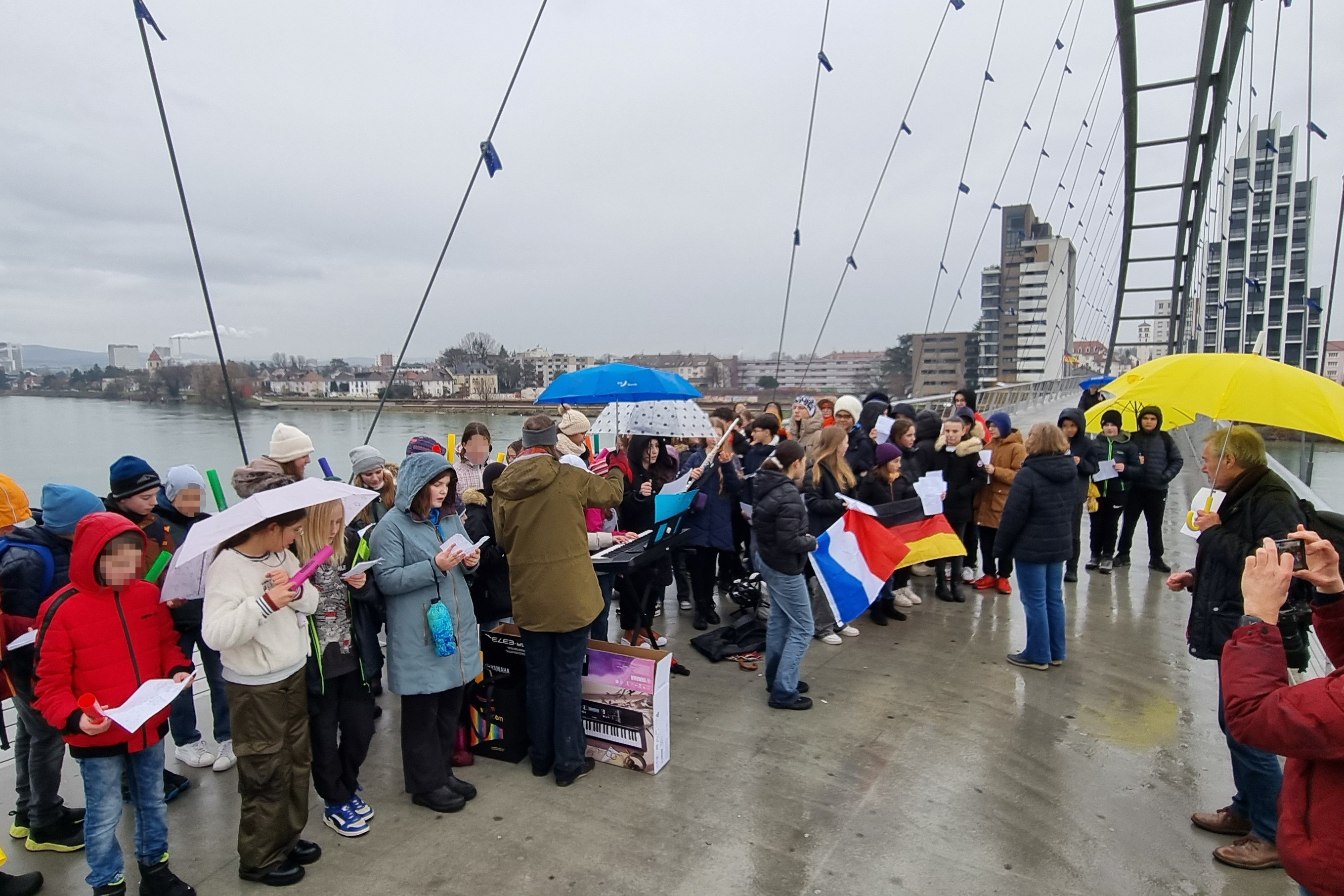 Schüler singen Europahymne auf der Dreiländerbrücke